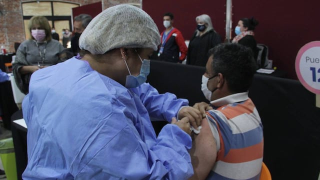 El Ministerio de Salud informó que 2.391.486 personas recibieron al menos la primera vacuna contra el COVID-19.