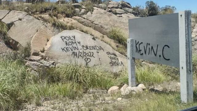 Turistas pintaron piedras en las Altas Cumbres.