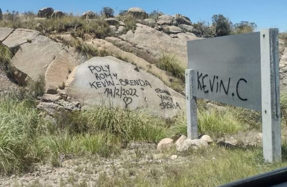 Mal recuerdo: turistas pintaron piedras en las Altas Cumbres y fueron repudiados
