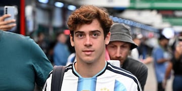 Colapinto llegó a paddock con la nueva remera de la selección argentina (Gentileza)