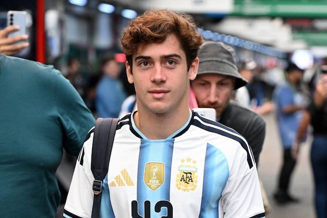 Colapinto llegó a paddock con la nueva remera de la selección argentina (Gentileza)