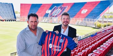 Dabove y Tinelli posando juntos en la presentación del DT en San Lorenzo (Foto: Twitter