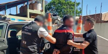 Dos jóvenes terminaron detenidos tras violentar a un hombre y destrozar un negocio comercial en Colonia Mado.