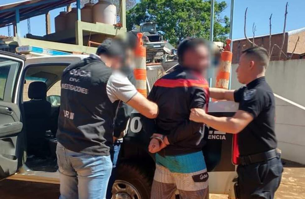 Dos jóvenes terminaron detenidos tras violentar a un hombre y destrozar un negocio comercial en Colonia Mado