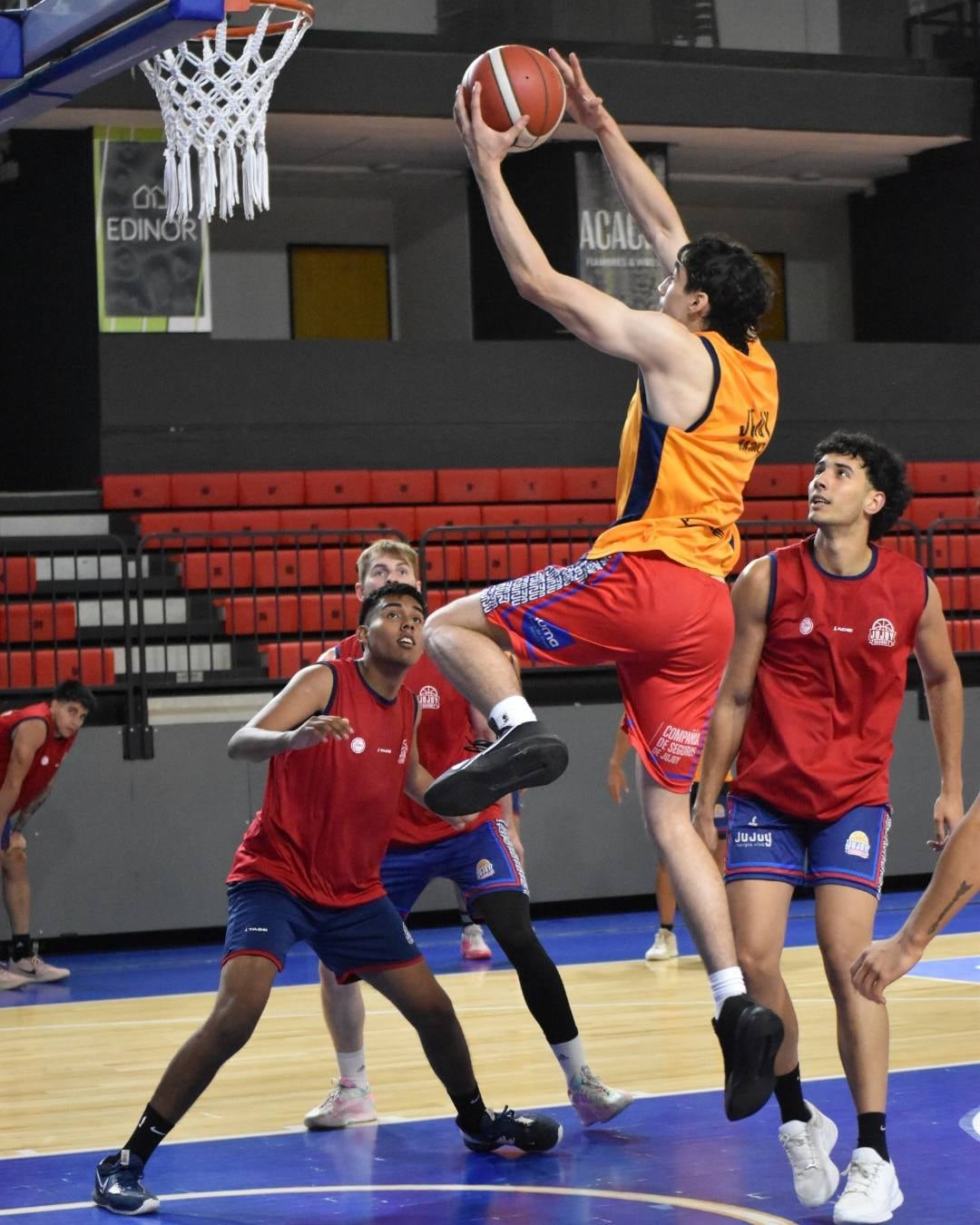 El equipo de Guillermo Tasso buscará sostener el buen cierre de año y sumar puntos clave en Santa Fe este jueves.