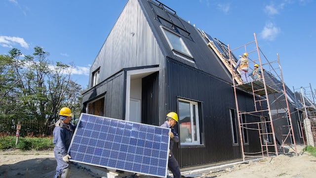 Colocan los primeros paneles de energía en las viviendas sustentables GEF