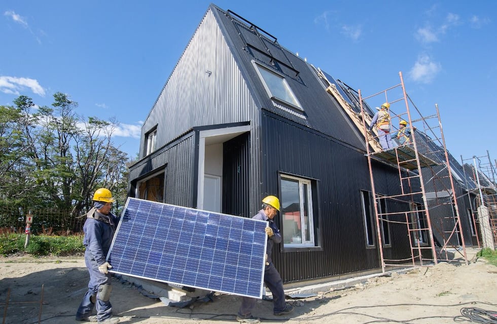 Colocan los primeros paneles de energía en las viviendas sustentables GEF