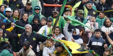 La brutal pelea entre hinchas de Aldosivi en el partido con Newell’s: se enfrentaron a cuchillazos en la tribuna