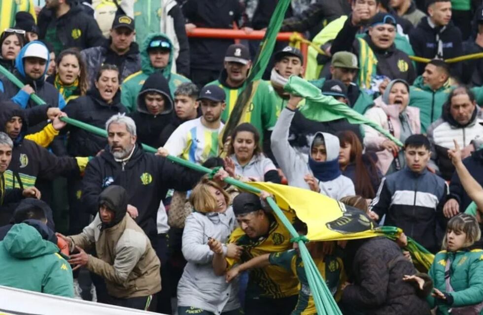 La brutal pelea entre los hinchas de Aldosivi: se enfrentaron a cuchillazos en la tribuna