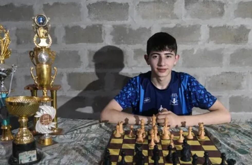 Tiene 15 años, es el “Messi rosarino del ajedrez” y pide ayuda para ir al Mundial de Italia