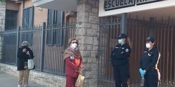 Ya se vota con protocolos y 600 efectivos en las escuelas.