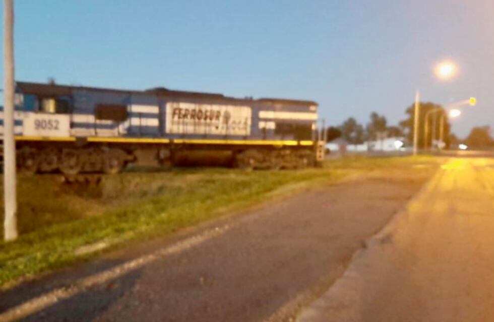 Un tren de carga embistió un auto en la Ruta 51