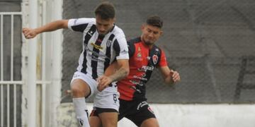 Sporting dejó el invicto en cancha de Liniers y perdió 2 a 1.