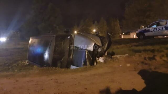 El conductor de una camioneta que volcó en la ruta 146 en la Ciudad de San Luis resultó herido y tuvo que ser internado. Gentileza El Diario