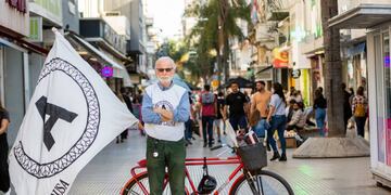 El activista de 62 años se convirtió en una figura famosa en la peatonal con su bicicleta y su megáfono.