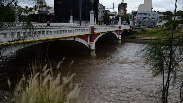 Las cámaras del 911 captaron el choque en una intersección de la avenida Costanera de la ciudad de Córdoba. (José Gabriel Hernández / La Voz)