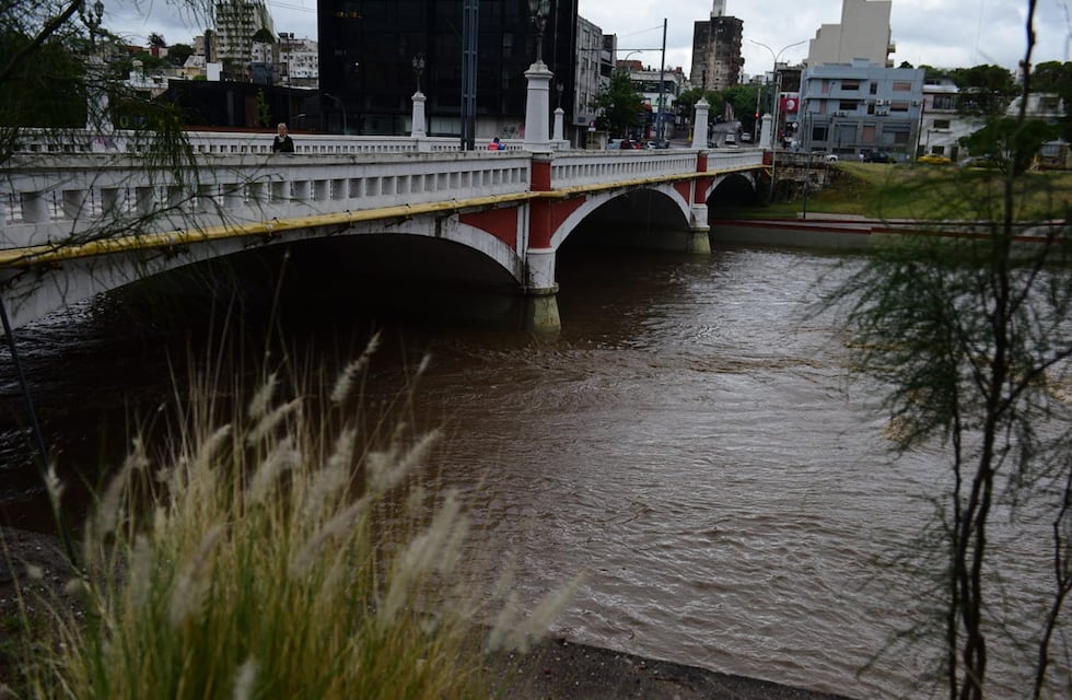 Un motociclista voló tras un terrible choque en la Costanera de Córdoba