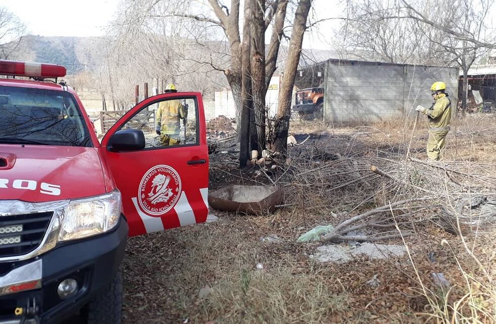 Incendio en Icho Cruz: bomberos controlaron un incendio vehicular y evitaron su propagación hacia zonas de montaña