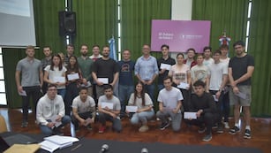 Entregaron computadoras a los recibidos del programa "Argentina Programa"