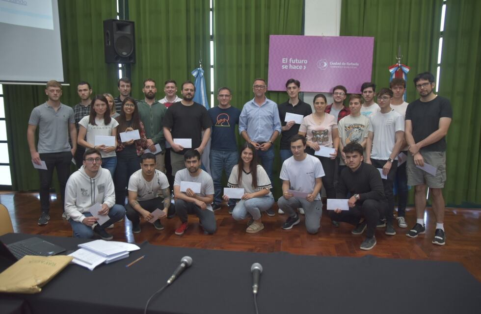 Entregaron más de 40 computadoras para estudiantes del “Argentina Programa”