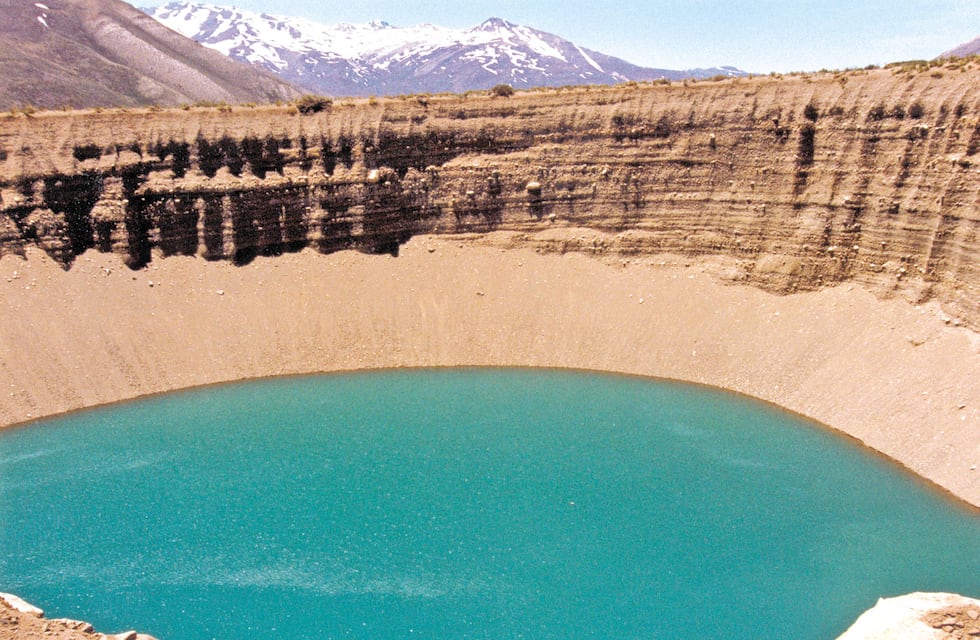 ¿Conocés las dolinas de Mendoza? Mirá el impresionante video que muestra dos increíbles espejos de agua color esmeralda