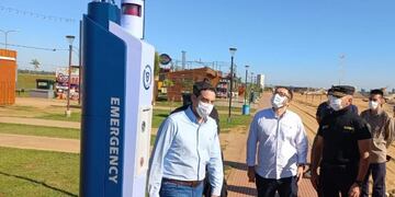 Inauguran tótems de seguridad en el Balneario Costa Sur.