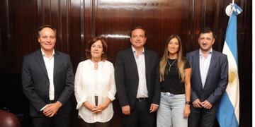Carlos Mauricio Espínola, Alejandra Vigo, Guillermo Snopek, María Eugenia Catalfamo y Edgardo Kueider, los senadores que provocaron una ruptura en el oficialismo en el Senado al conformar el nuevo bloque Unidad Federal.