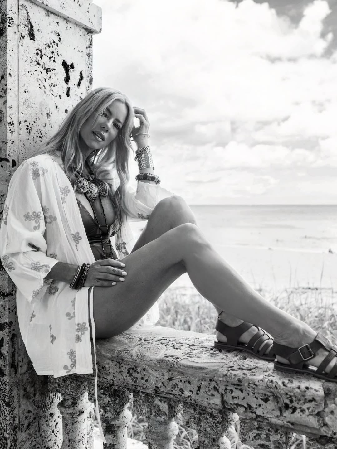 Nicole Neumann deslumbró con un outfit playero frente al mar y desató pasiones con una malla enteriza mega tendencia