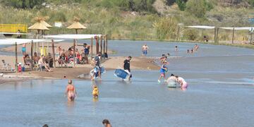 Mendocinos y turistas disfrutan de la playita de Luján.
Foto: Nicolas Rios / Los Andes