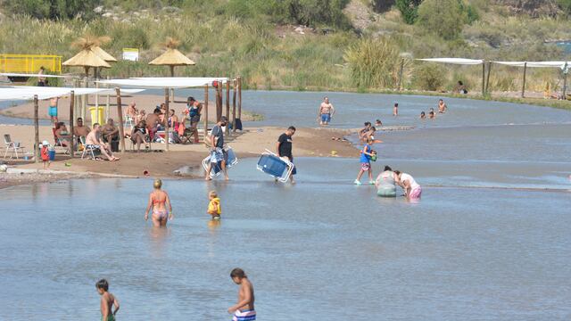 Mendocinos y turistas disfrutan de la playita de Luján.
Foto: Nicolas Rios / Los Andes
