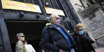La ciudad de Buenos Aires comenzó la vacunación contra el coronavirus a mayores de 75 años. (Clarín)