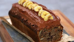 Budín de banana y chocolate.