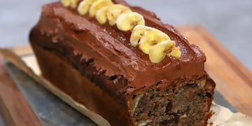 Budín de banana y chocolate.