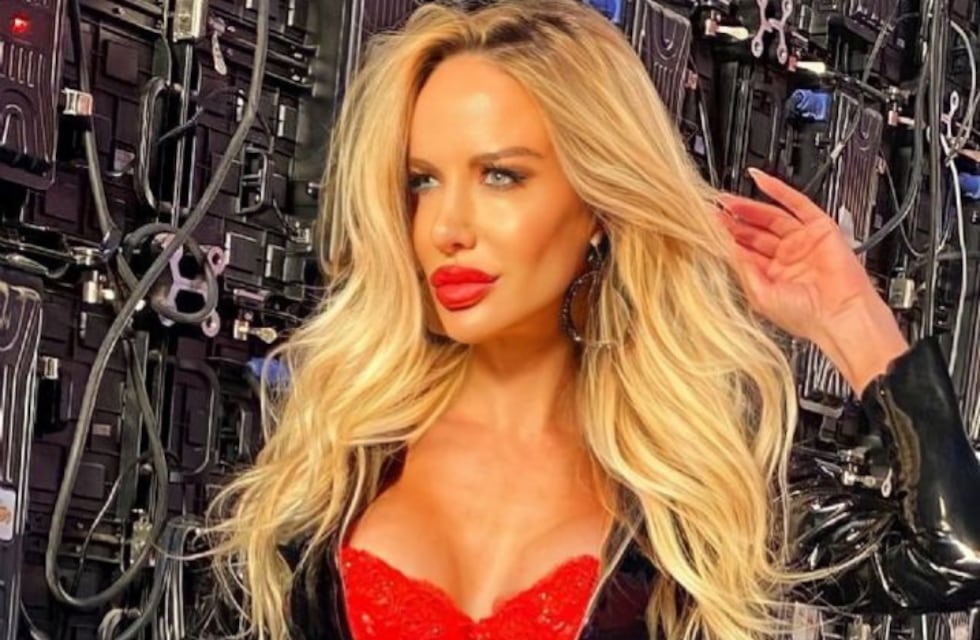 Desde el piso, Luciana Salazar lució su belleza de otro mundo vistiendo un top abierto color azul