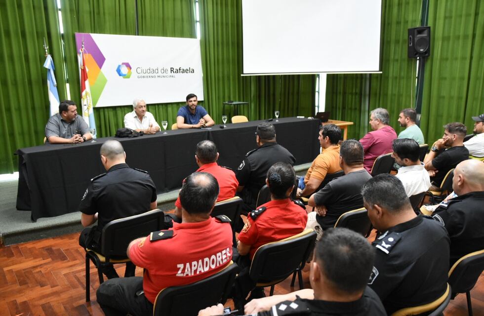 Charla de autoridades nacionales a las fuerzas de seguridad sobre situaciones de emergencia
