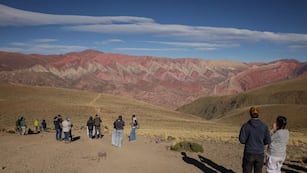Con la mirada extasiada, centenares de visitantes apreciaron el imponente paisaje de la serranía del Hornocal, en Humahuaca (Jujuy).
