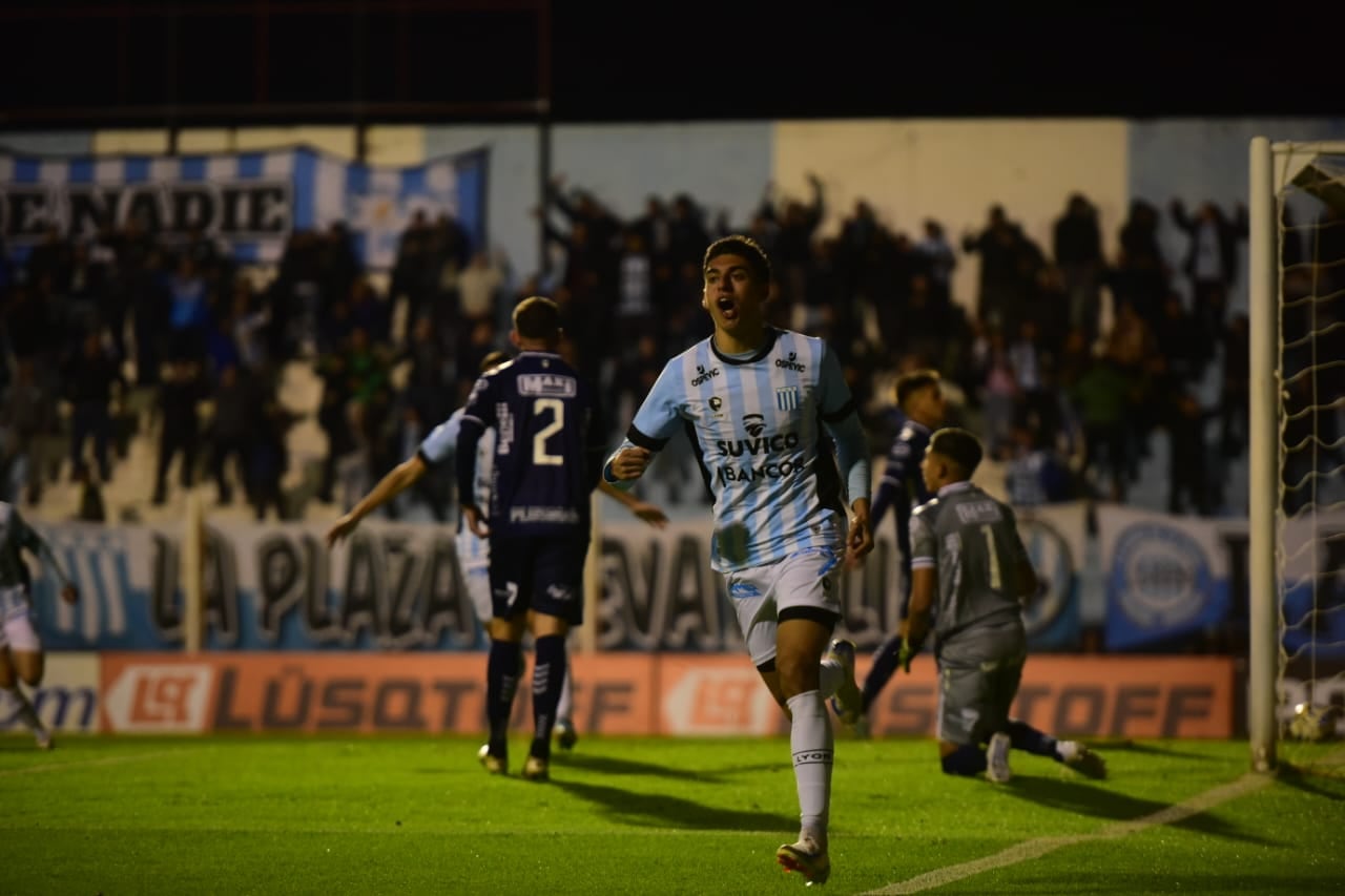 Julián Vignolo, delantero de Racing, festejando su gol ante Quilmes. (Javier Ferreyra / La Voz)