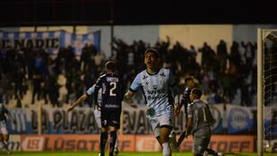 La boca llena de gol del "Pollito" Julián Vignolo, para el 1 a 0 de Racing ante Quilmes.