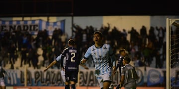 La boca llena de gol del "Pollito" Julián Vignolo, para el 1 a 0 de Racing ante Quilmes.