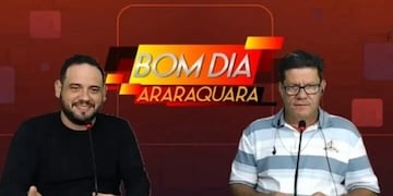 El hijo a la izquierda (la víctima) y su padre a la derecha, en otros tiempos, compartiendo el noticiero.