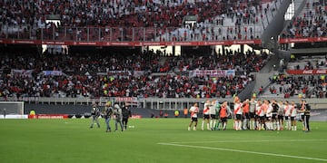 El Gobierno confirmó que el aforo del 50% en los estadios se mantendrá “por lo menos hasta el 1 noviembre”. (Clarín)