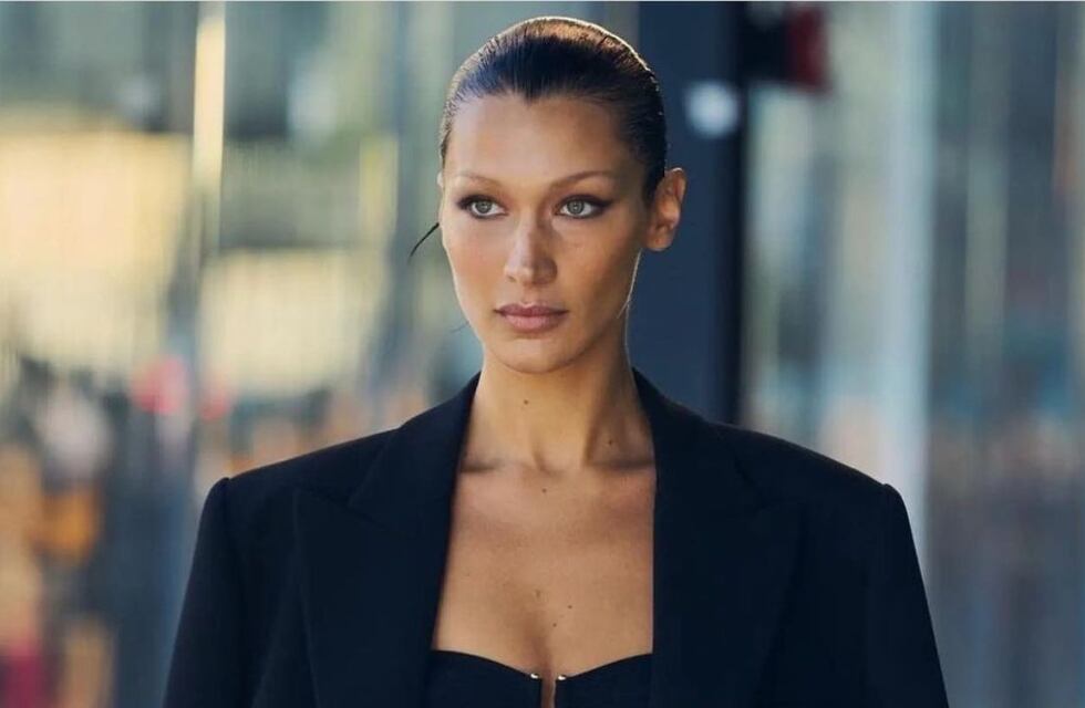 Bella Hadid deslumbró con un arriesgado corset de cristales de Swarovski