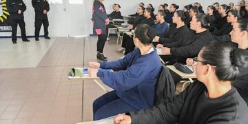 Río Grande: Ministra Chapperón visitó a los aspirantes de la división de Institutos Policiales