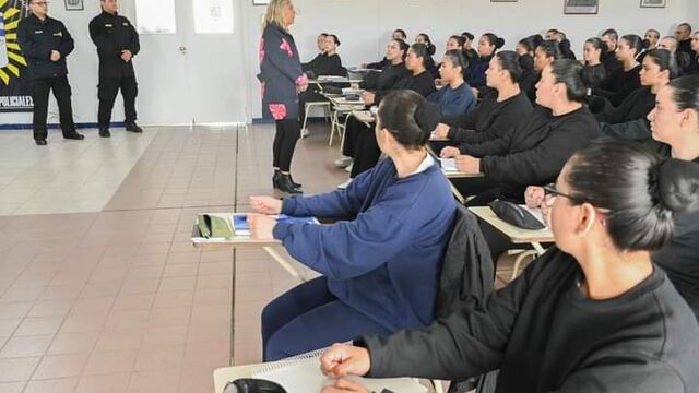 Río Grande: Ministra Chapperón visitó a los aspirantes de la división de Institutos Policiales