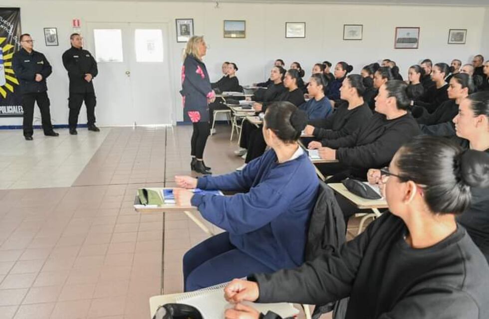 Río Grande: Ministra Chapperón visitó a los aspirantes de la división de Institutos Policiales