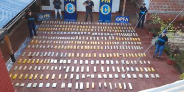 Colonia Delicia: secuestran marihuana oculta en carga de madera.