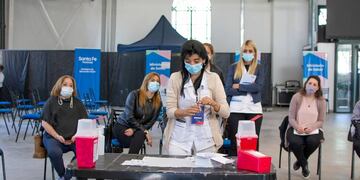 El 99% de los rosarinos que se anotaron ya recibieron al menos una dosis contra el coronavirus