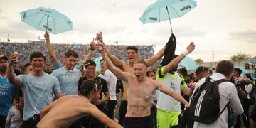 Los jugadores de la cantera de Belgrano celebran el ascenso a Primera. (Federico López Claro / La Voz).