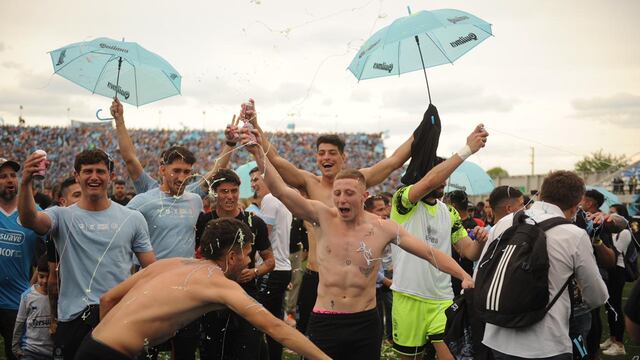 Los jugadores de la cantera de Belgrano celebran el ascenso a Primera. (Federico López Claro / La Voz).