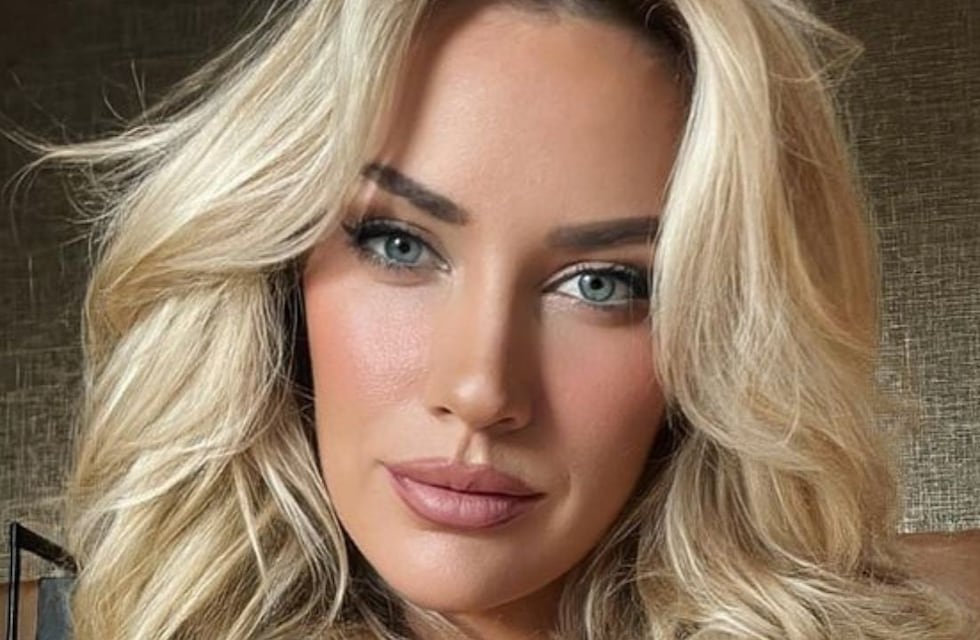Paige Spiranac, la golfista “más linda del mundo”, se fotografió desde la cama en top y minishort